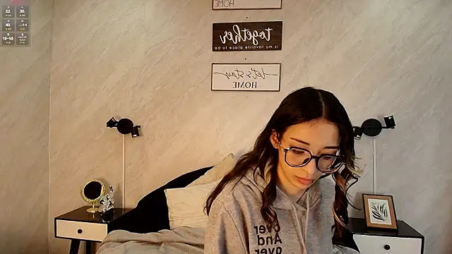 Snapshot of Emilia_Bons chatting on 02/24/26, 01:42 Emilia Bons online show from 02/24/26, 01:42