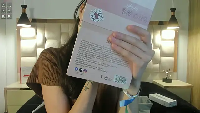 Snapshot of Emilia_Bons chatting on 03/02/26, 01:40 Emilia Bons online show from 03/02/26, 01:40