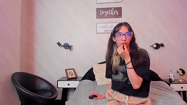 Emilia Bons online show from 04/08/26, 12:49