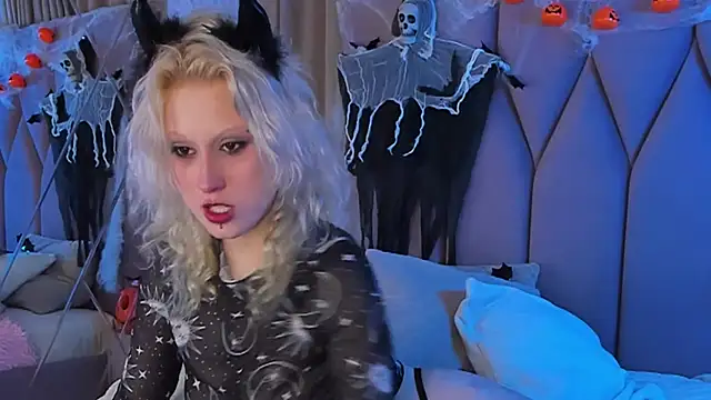 Snapshot of CarolLamb chatting on 10/28/25, 08:00 CarolLamb online show from 10/28/25, 08:00