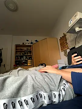 Snapshot of xmilolivex chatting on 10/16/25, 10:16 xmilolivex online show from 10/16/25, 10:16