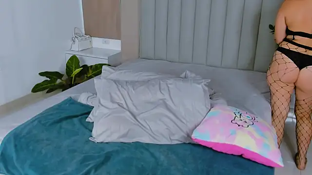 Juliamills online show from 04/25/26, 01:08