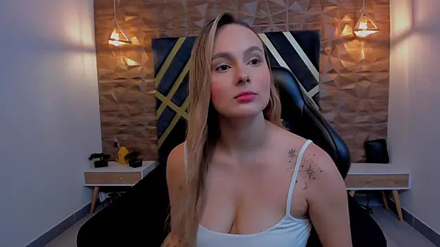 Emmaa white  online show from 10/31/25, 05:14