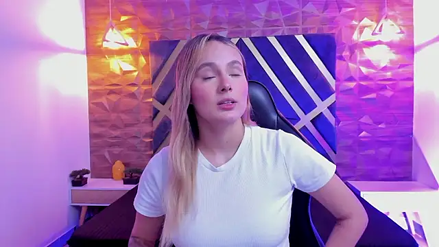 Emmaa white  online show from 02/13/26, 05:20