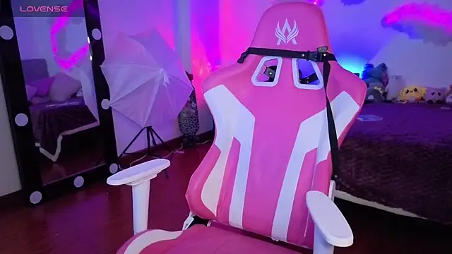 larah uwu online show from 11/13/25, 07:13