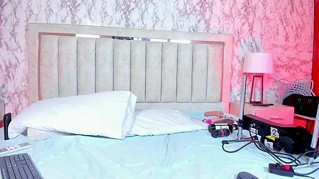 AlaiaMoretti online show from 11/25/25, 01:16