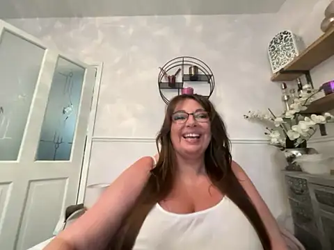Snapshot of BuxomKitty_BBW chatting on 05/15/26, 02:13 BuxomKitty BBW online show from 05/15/26, 02:13