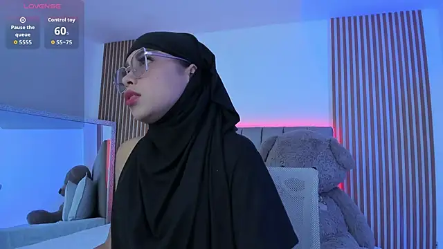 naishaa  online show from 09/27/25, 06:46