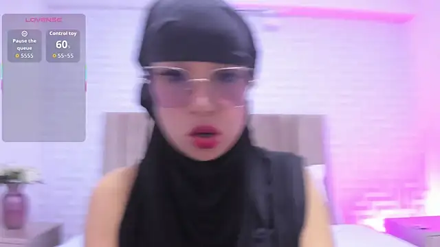 naishaa  online show from 12/16/25, 06:46