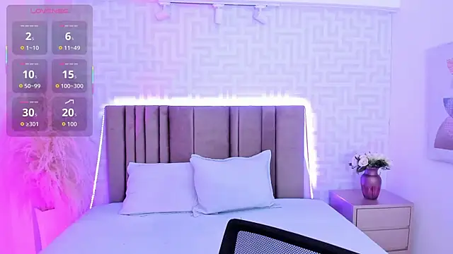 naishaa  online show from 03/19/26, 06:34