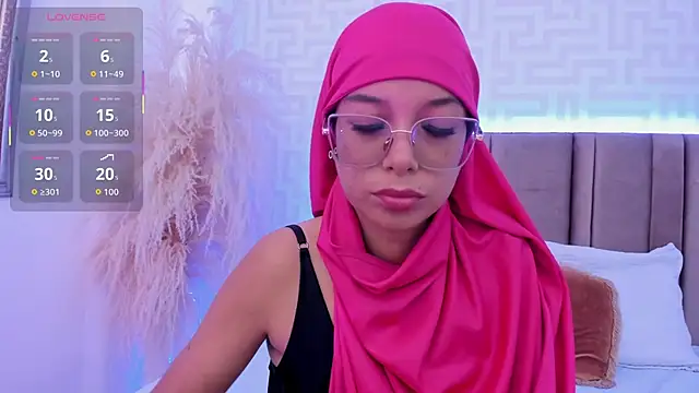 naishaa  online show from 04/18/26, 07:58