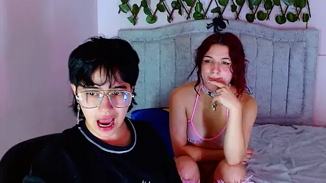 katalinathxandbritney1 online show from 12/15/25, 04:39