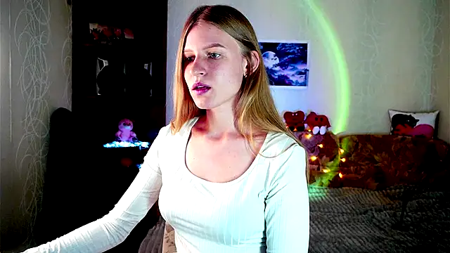 Snapshot of Luntryy chatting on 10/15/25, 10:37 Luntryy online show from 10/15/25, 10:37