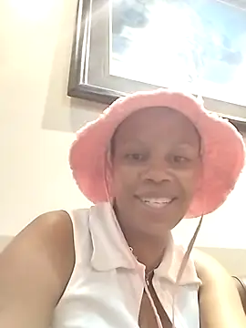 Snapshot of HoneyDripz_94 chatting on 10/18/25, 10:10 HoneyDripz 94 online show from 10/18/25, 10:10