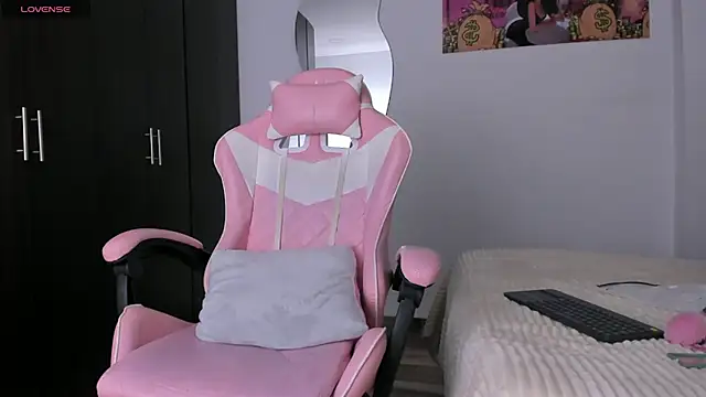 kendal hot01 online show from 04/18/26, 07:58