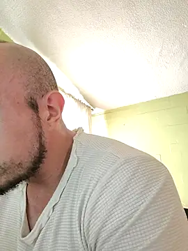 Snapshot of ferchiston chatting on 10/15/25, 06:19 ferchiston online show from 10/15/25, 06:19