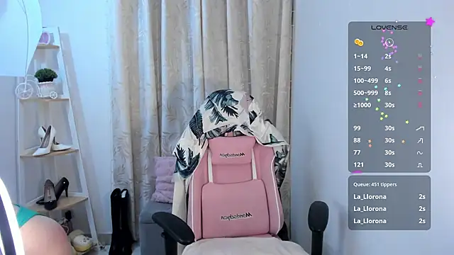 sarah saenz  online show from 11/15/25, 03:52