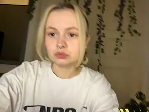 Snapshot of MoonIvy_ chatting on 07/10/26, 07:27 MoonIvy online show from 07/10/26, 07:27