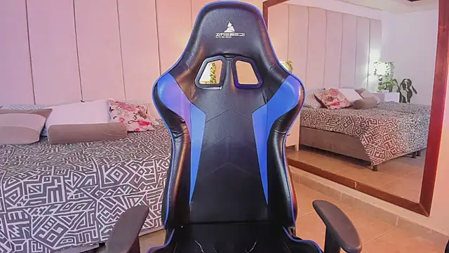 mia rousse25 online show from 12/15/25, 01:04