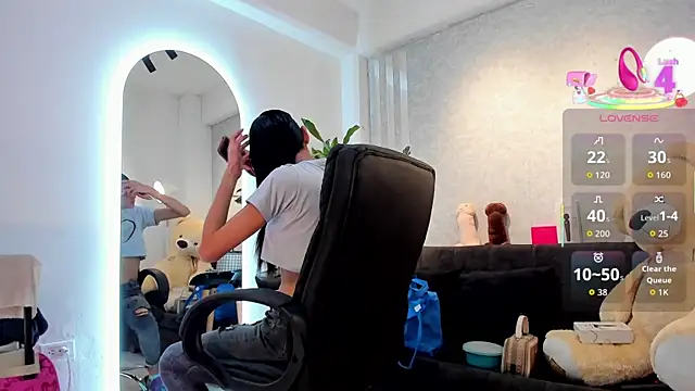 Snapshot of lily_cash1 chatting on 02/12/26, 02:01 lily cash1 online show from 02/12/26, 02:01