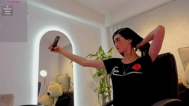 Snapshot of lily_cash1 chatting on 02/25/26, 02:37 lily cash1 online show from 02/25/26, 02:37