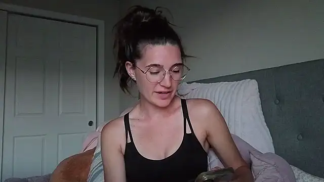 Snapshot of bambifarrina chatting on 06/07/26, 01:32 bambifarrina online show from 06/07/26, 01:32