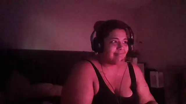 Snapshot of 1n0nlythroat chatting on 04/28/26, 02:27 1n0nlythroat online show from 04/28/26, 02:27