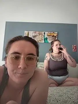 Snapshot of AndHerXO chatting on 04/24/26, 03:47 AndHerXO online show from 04/24/26, 03:47