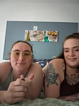 Snapshot of AndHerXO chatting on 05/15/26, 04:03 AndHerXO online show from 05/15/26, 04:03