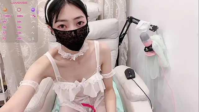 Snapshot of tuantuanle chatting on 11/25/25, 12:49 tuantuanle online show from 11/25/25, 12:49