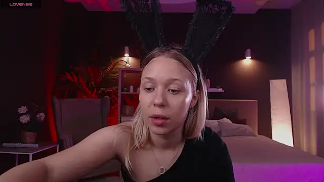 Snapshot of Pooja_Hegde chatting on 09/26/25, 01:09 Pooja Hegde online show from 09/26/25, 01:09