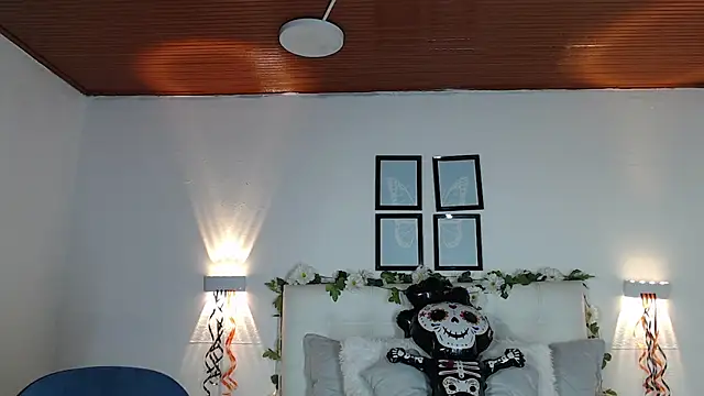 Snapshot of Megan_05_ chatting on 11/10/25, 07:35 Megan 05 online show from 11/10/25, 07:35