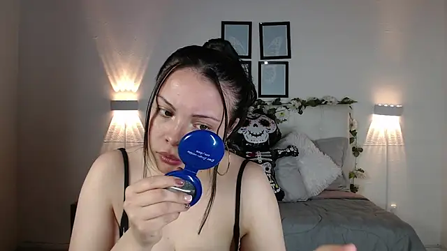 Snapshot of Megan_05_ chatting on 11/15/25, 06:37 Megan 05 online show from 11/15/25, 06:37