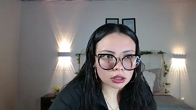 Snapshot of Megan_05_ chatting on 11/30/25, 05:28 Megan 05 online show from 11/30/25, 05:28