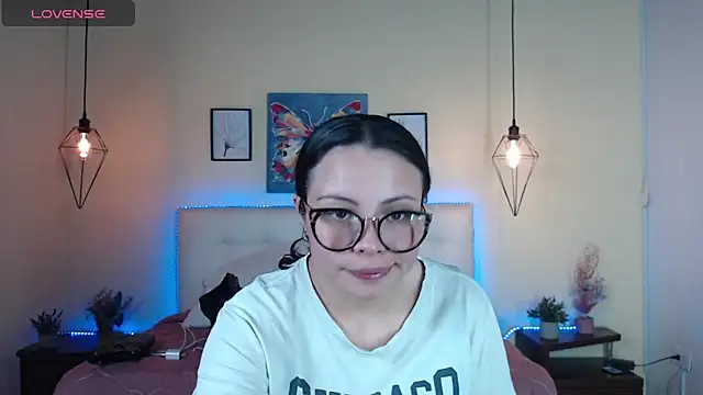 Snapshot of Megan_05_ chatting on 06/09/26, 07:03 Megan 05 online show from 06/09/26, 07:03