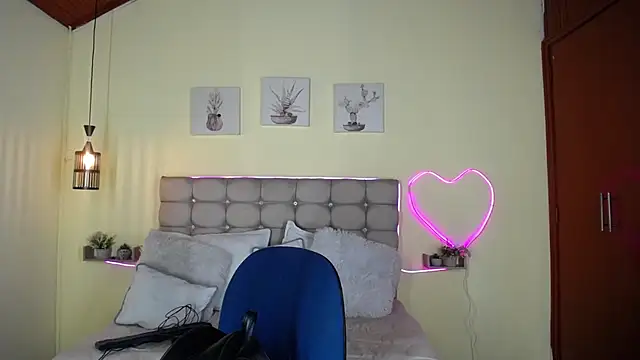 Snapshot of Megan_05_ chatting on 06/11/26, 12:32 Megan 05 online show from 06/11/26, 12:32