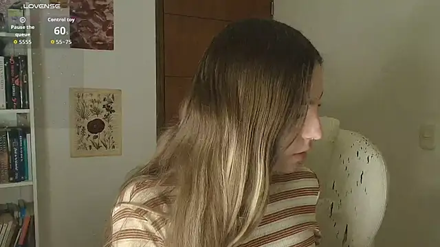 Snapshot of velvet__moon chatting on 02/26/26, 05:39 velvet moon online show from 02/26/26, 05:39