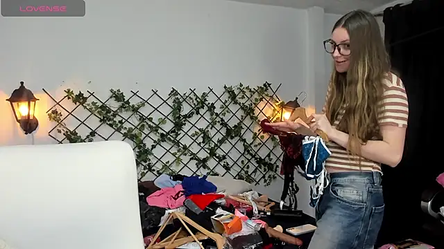 Snapshot of velvet__moon chatting on 03/13/26, 03:57 velvet moon online show from 03/13/26, 03:57