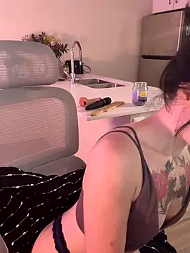 Snapshot of alwaysapril chatting on 09/24/25, 03:21 alwaysapril online show from 09/24/25, 03:21