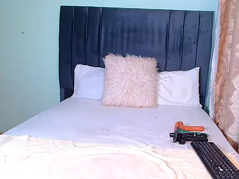 KINKYBOOTI22 online show from 12/14/25, 02:17