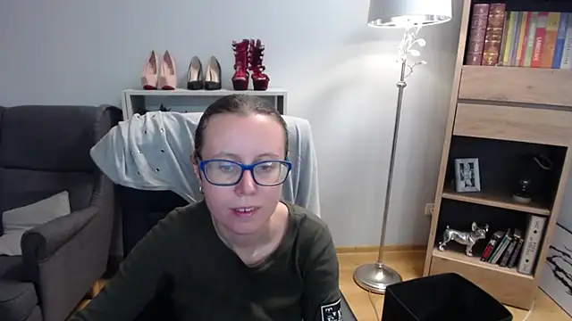 Snapshot of sweetxLizzy chatting on 10/21/25, 04:24 sweetxLizzy online show from 10/21/25, 04:24