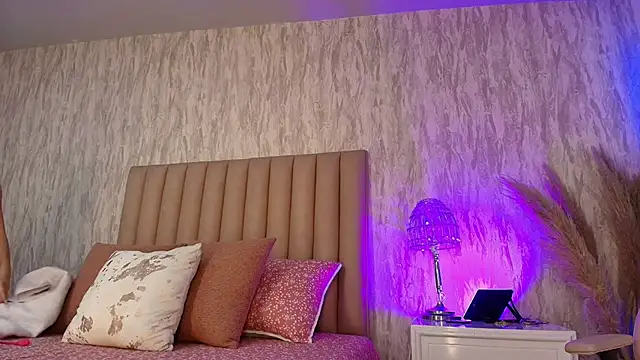 Emely florence  online show from 03/09/26, 08:13