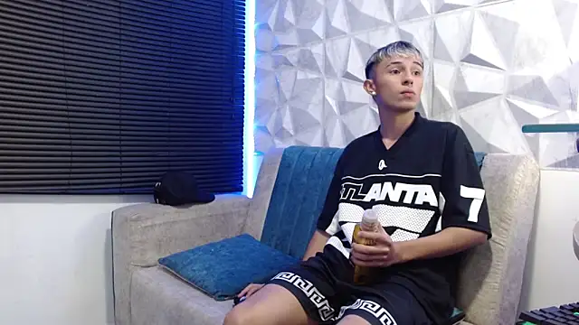 Snapshot of Isaac_tan chatting on 10/09/25, 03:48 Isaac tan online show from 10/09/25, 03:48