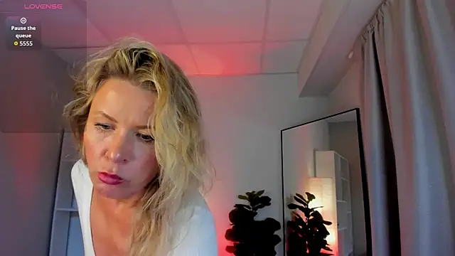 Snapshot of Julia_Giulia chatting on 05/21/26, 09:44 Julia Giulia online show from 05/21/26, 09:44