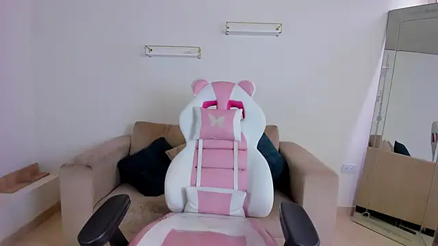 april smiith online show from 12/20/25, 12:34