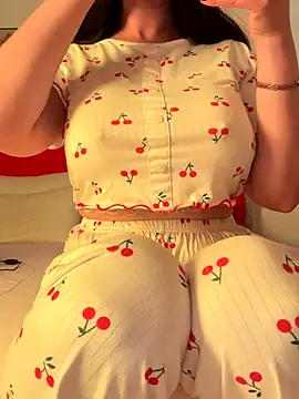 Snapshot of OnlyRima chatting on 10/03/25, 12:24 OnlyRima online show from 10/03/25, 12:24