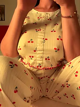 Snapshot of OnlyRima chatting on 10/15/25, 12:00 OnlyRima online show from 10/15/25, 12:00