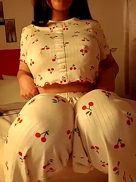 Snapshot of OnlyRima chatting on 10/18/25, 10:32 OnlyRima online show from 10/18/25, 10:32