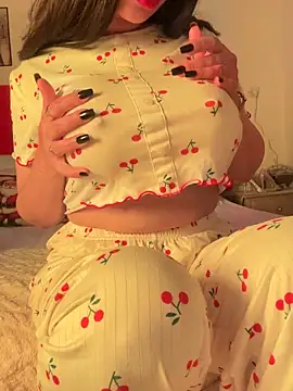 Snapshot of OnlyRima chatting on 11/23/25, 11:04 OnlyRima online show from 11/23/25, 11:04