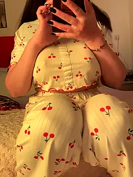 Snapshot of OnlyRima chatting on 11/24/25, 01:33 OnlyRima online show from 11/24/25, 01:33